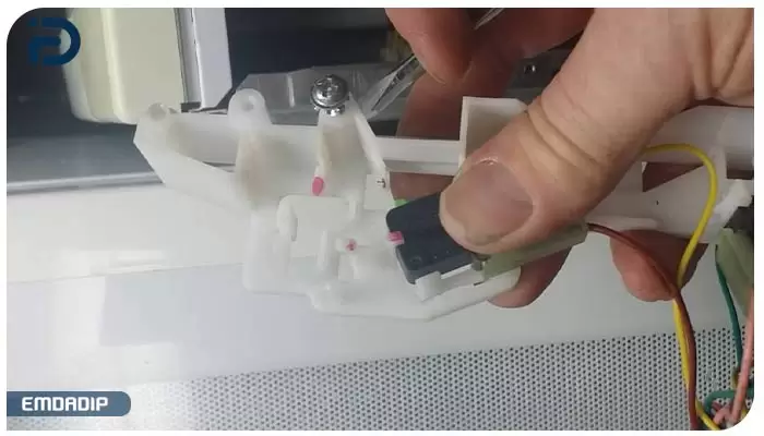 سوییچ درب در روشن و خاموش شدن ماکروویو